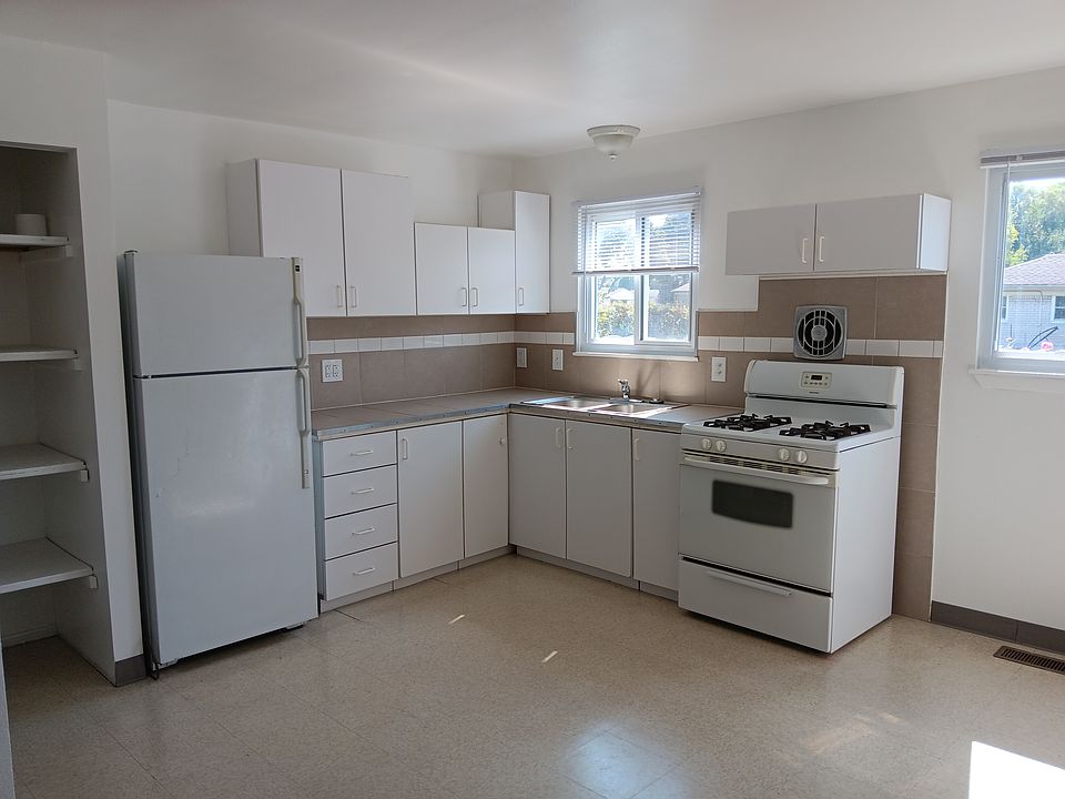 Kitchen w/ pantry