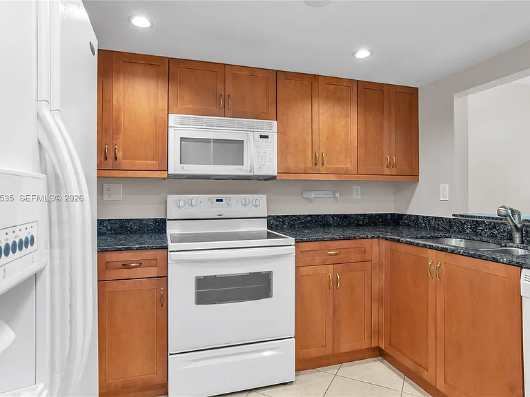 100 Lakeview Dr #201 — Photo 2