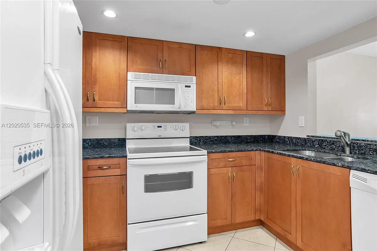 Building Photo - 100 Lakeview Dr #201