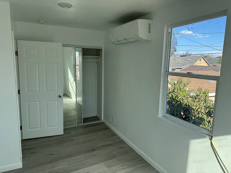 207 W 50th St #209 — Photo 2