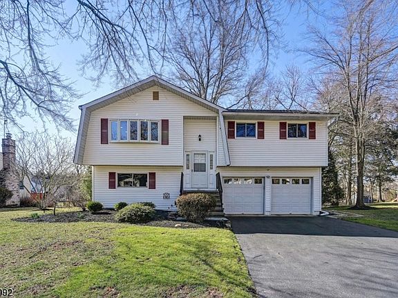 3rd image of 20 Cedar Brook Dr