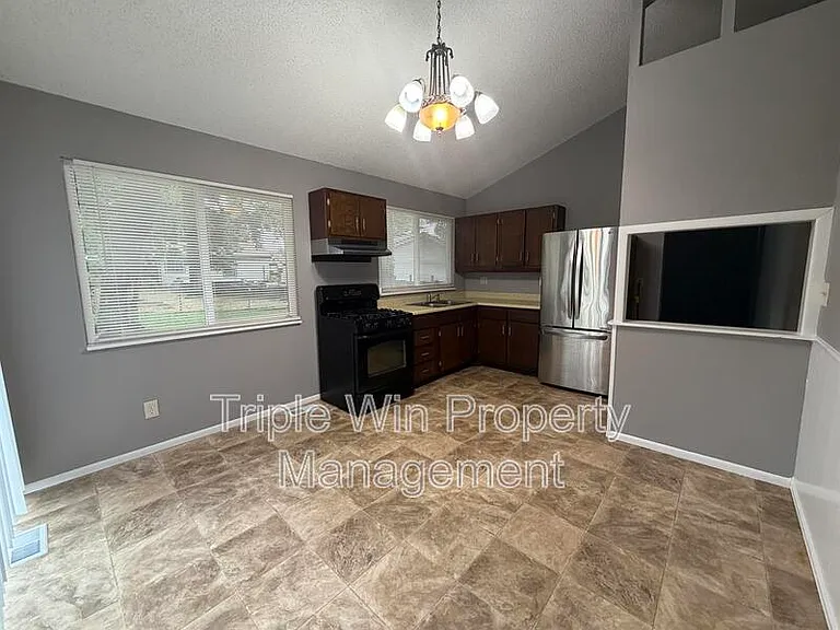 2450 Jenkee Dr — Photo 5