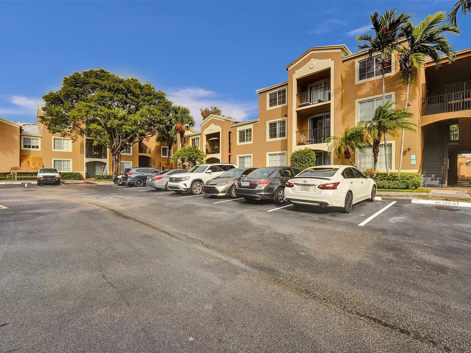 2 bed, 2.0 bath, 1000 sqft, $2,100 — Photo 2
