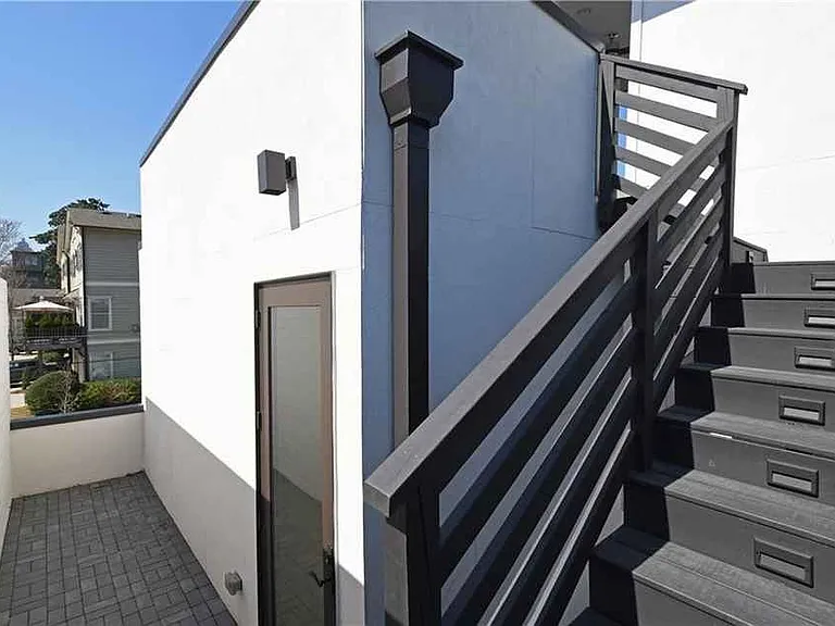 669 E Ave NE #A — Photo 30