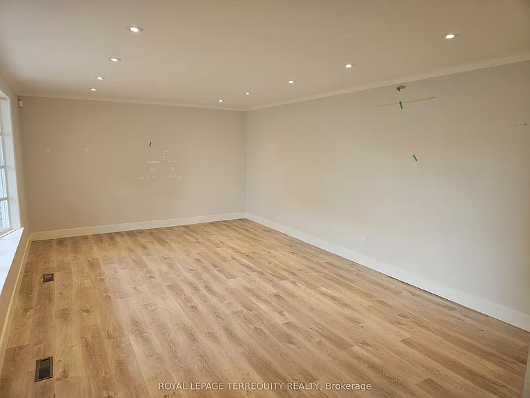 2067 Obeck Cres — Photo 37