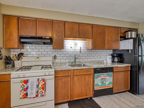 3rd image of 7 W Toulon Dr