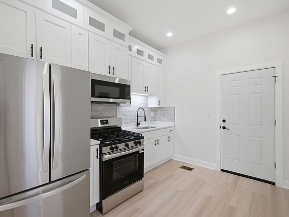 4th image of 2702 W Adams St