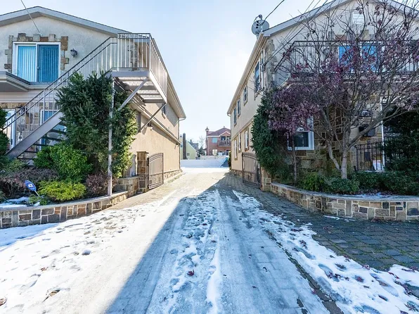 16216 77th Rd, Flushing, NY 11366