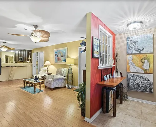 909 W Lloyd St #1 Photo 1