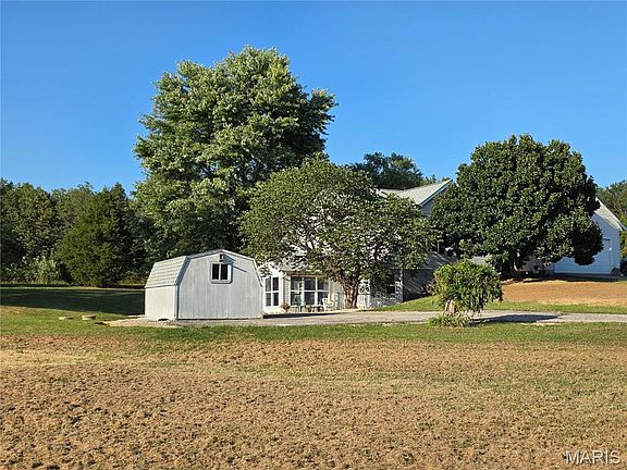 2nd image of 875 Crider Ln