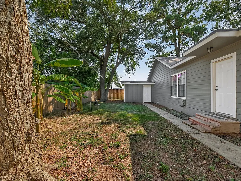 714 E Humble St — Photo 28