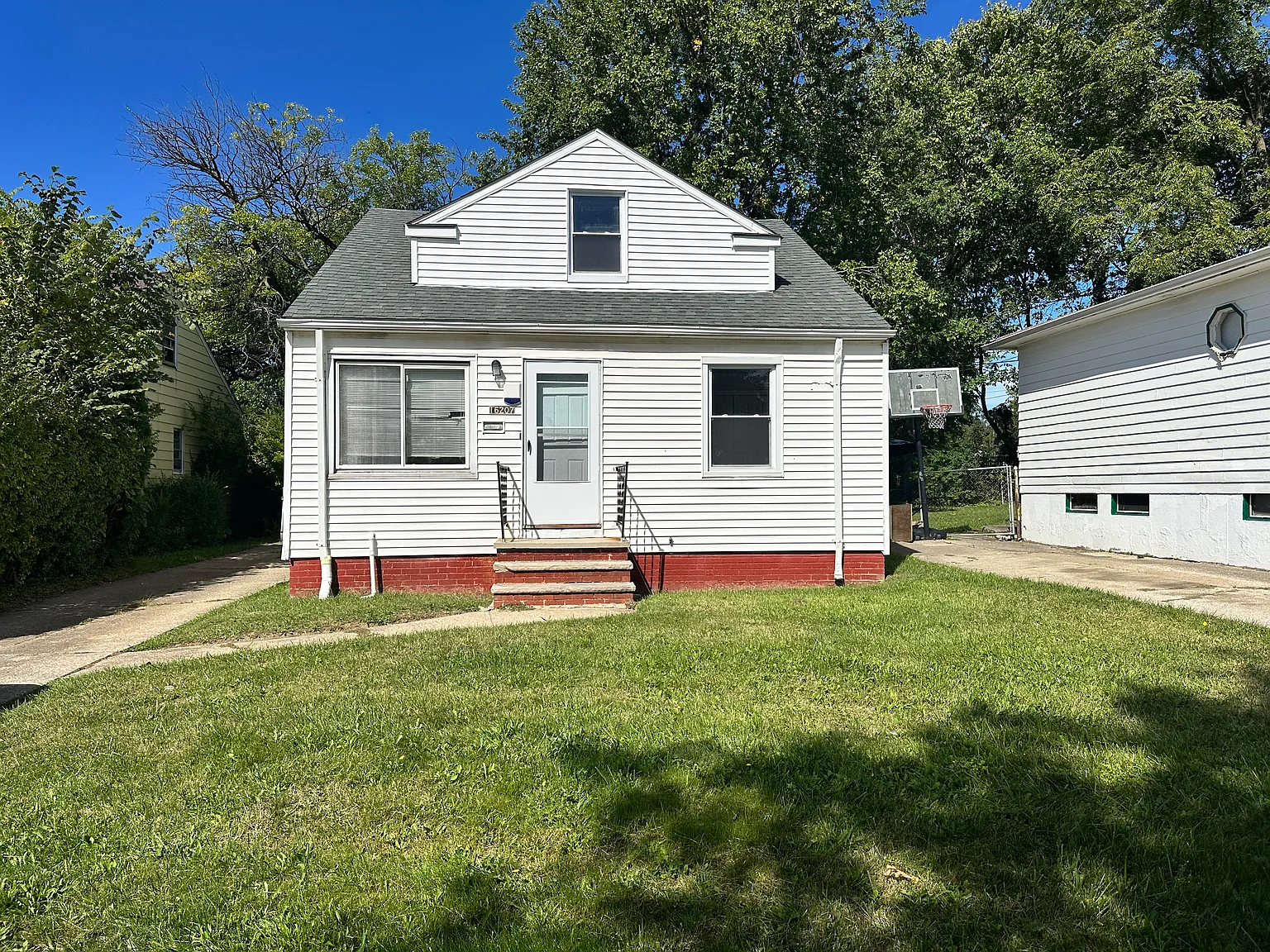 4 bed, 1224 sqft, $1,700 — Photo 1
