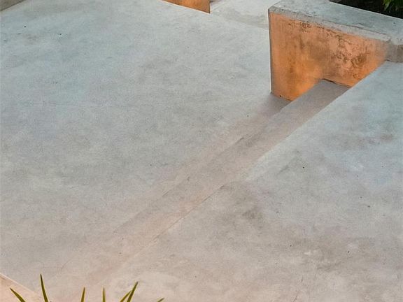 5th image of 717 Robleda Cres