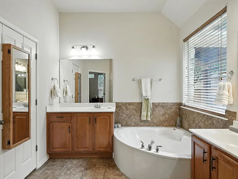 1802 Misty Ridge Dr — Photo 17