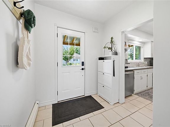 3rd image of 33 Wood St