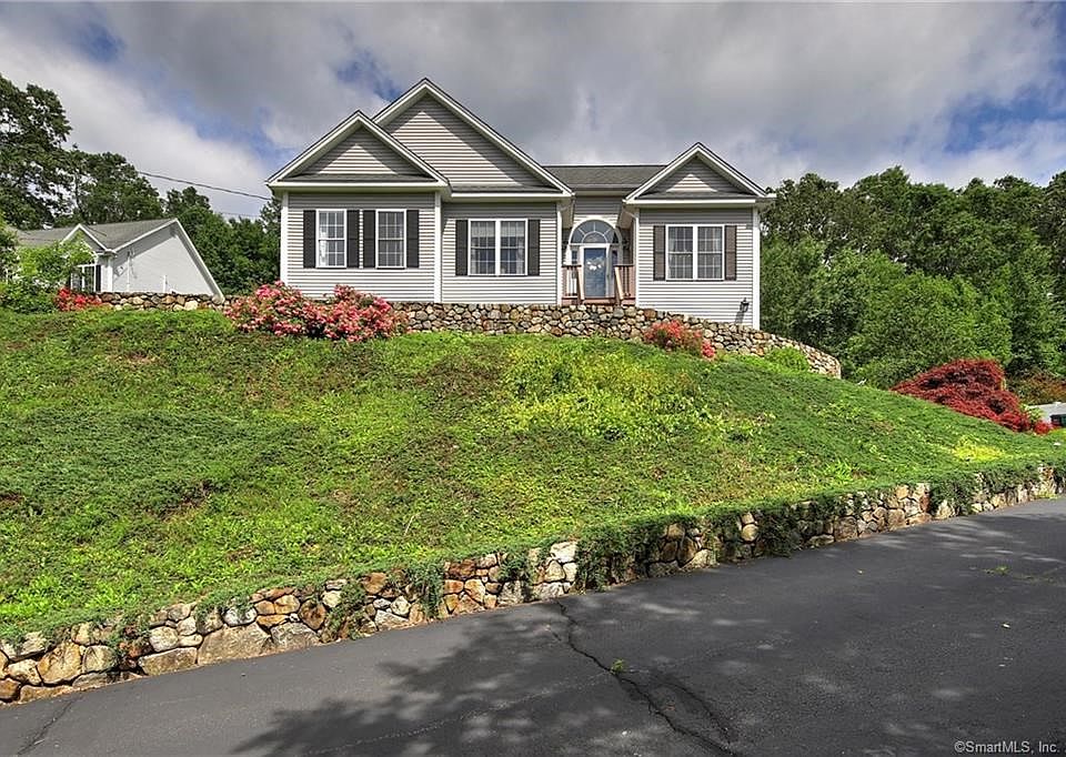 Scenic country homes lead you to this well maintained 2/3 bedroom home!