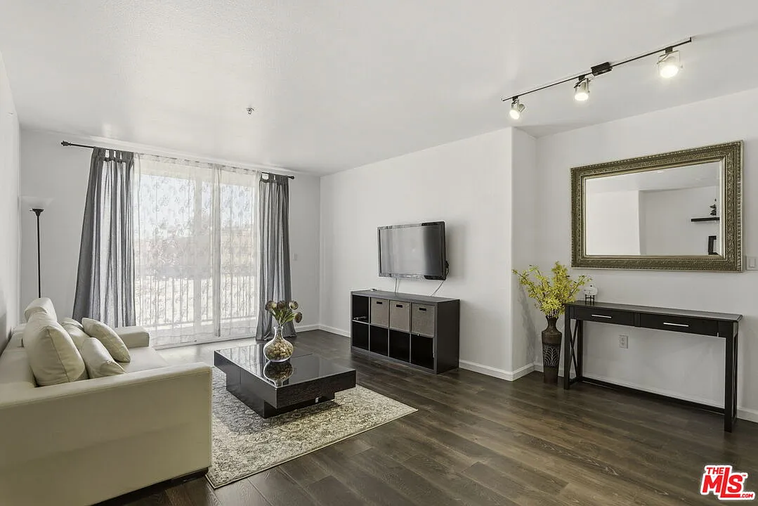 2 bed, 2.0 bath, 1020 sqft, $3,200 — Photo 2