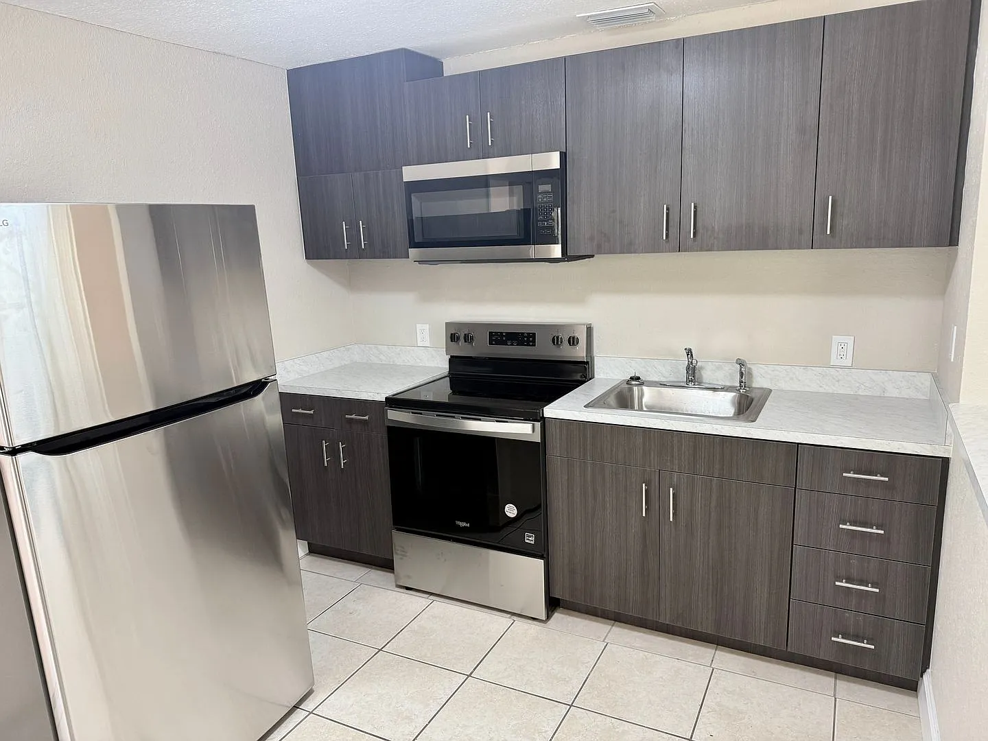 Fully Renovated and Modern 3/1 Available Now! — Photo 3