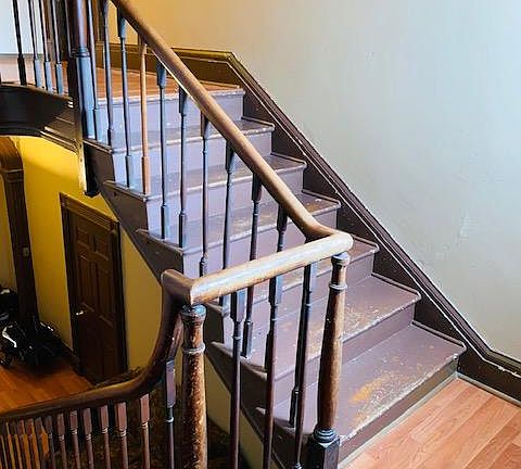 Steps leading to the apartment