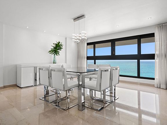 Elegant formal dining area with breathtaking beach views.

Elegante comedor formal con impresionantes vistas al mar.