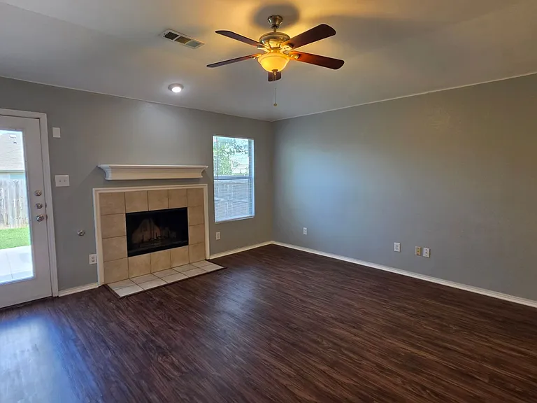 5820 Show Master Ln — Photo 4
