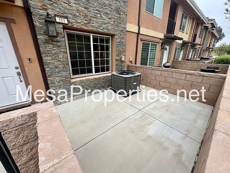 3 bed, 2.5 bath, 1465 sqft, $2,895 — Photo 3
