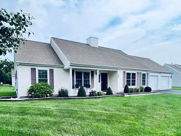 126 Clubhouse Cir, Raynham, MA 02767