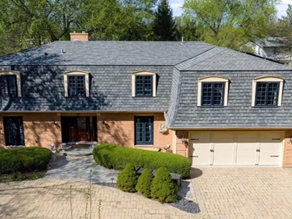 39 Mockingbird Ln, Oak Brook, IL 60523
