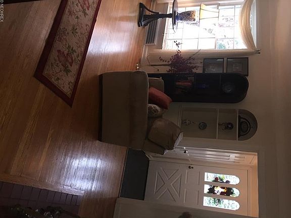 5th image of 571 Lake Forest Dr