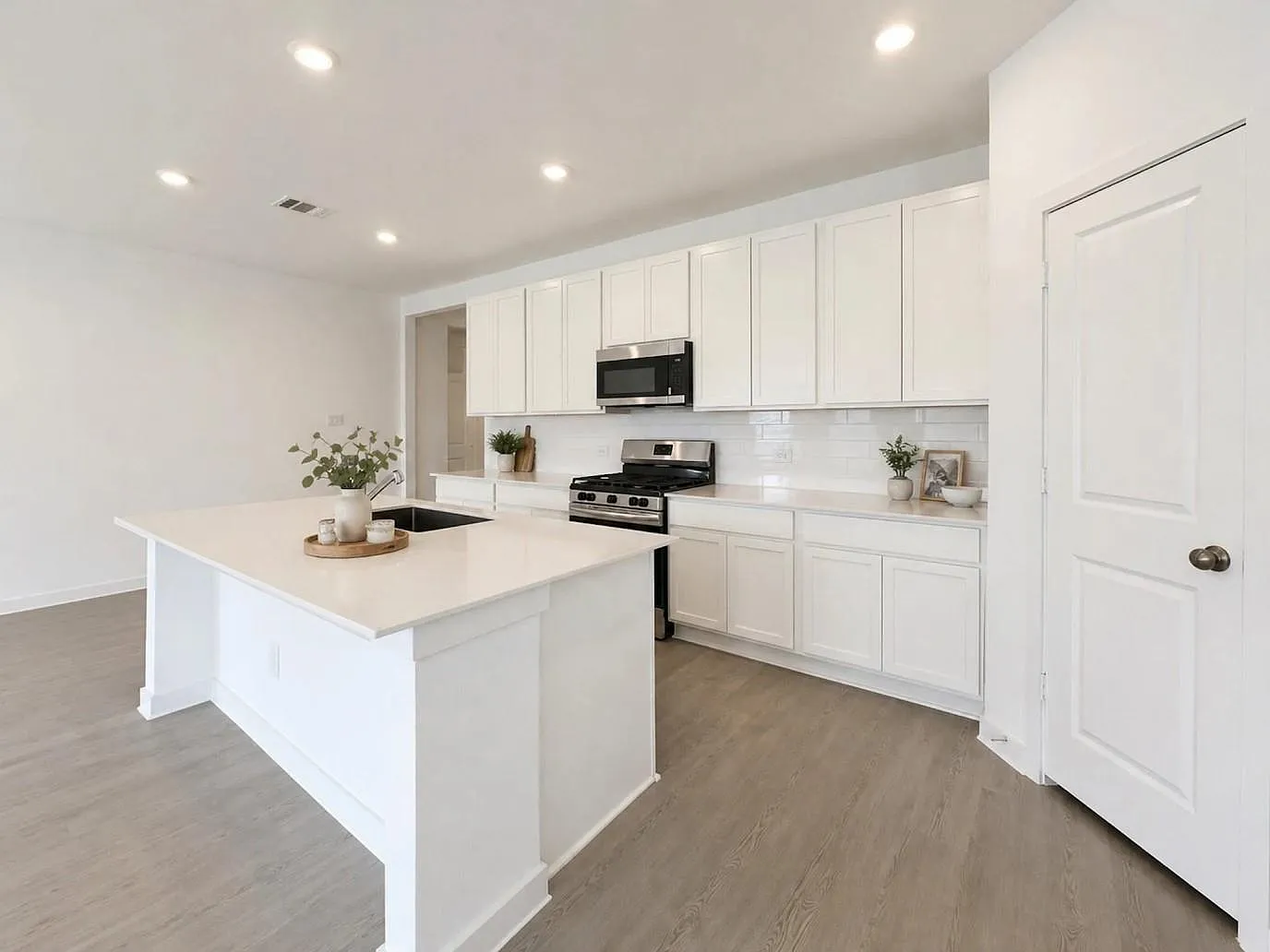 4 bed, 2.0 bath, 1900 sqft, $2,495 — Photo 4