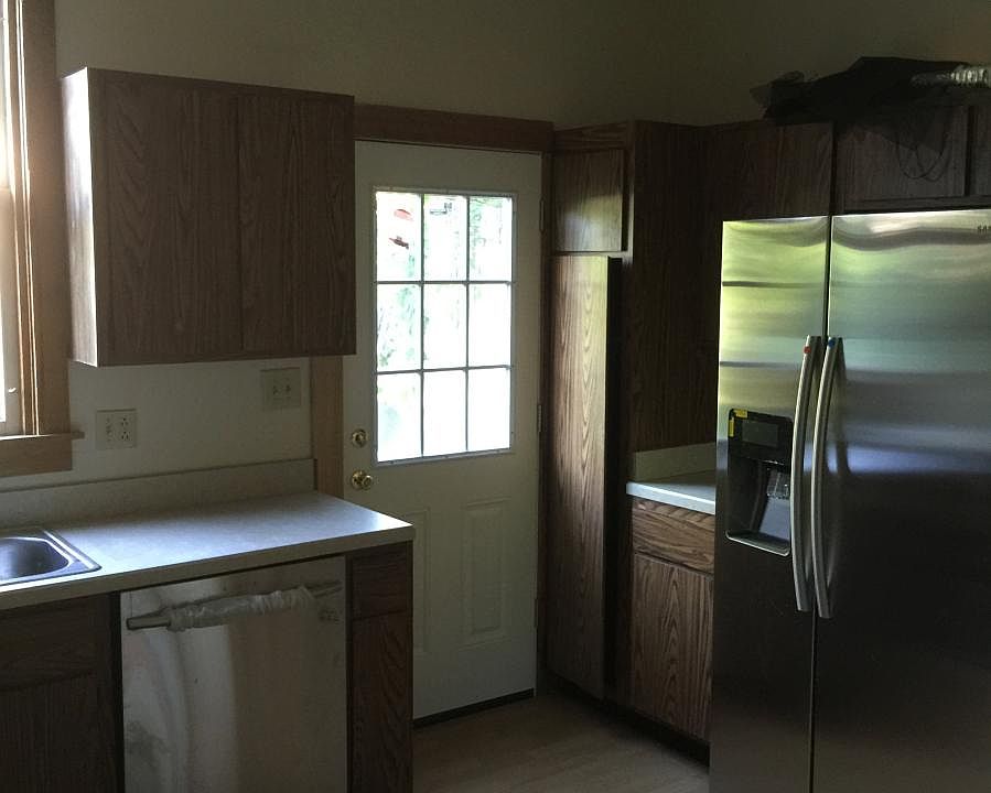 KITCHEN WITH SS APPLS