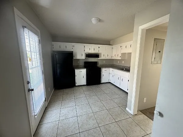 2 bed, 950 sqft, $895 — Photo 2