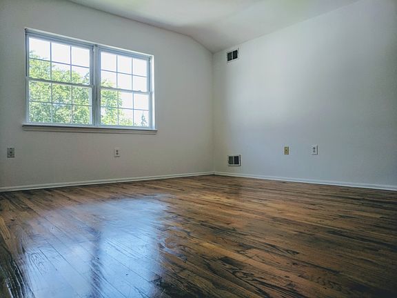 5th image of 33 Gloria Ct