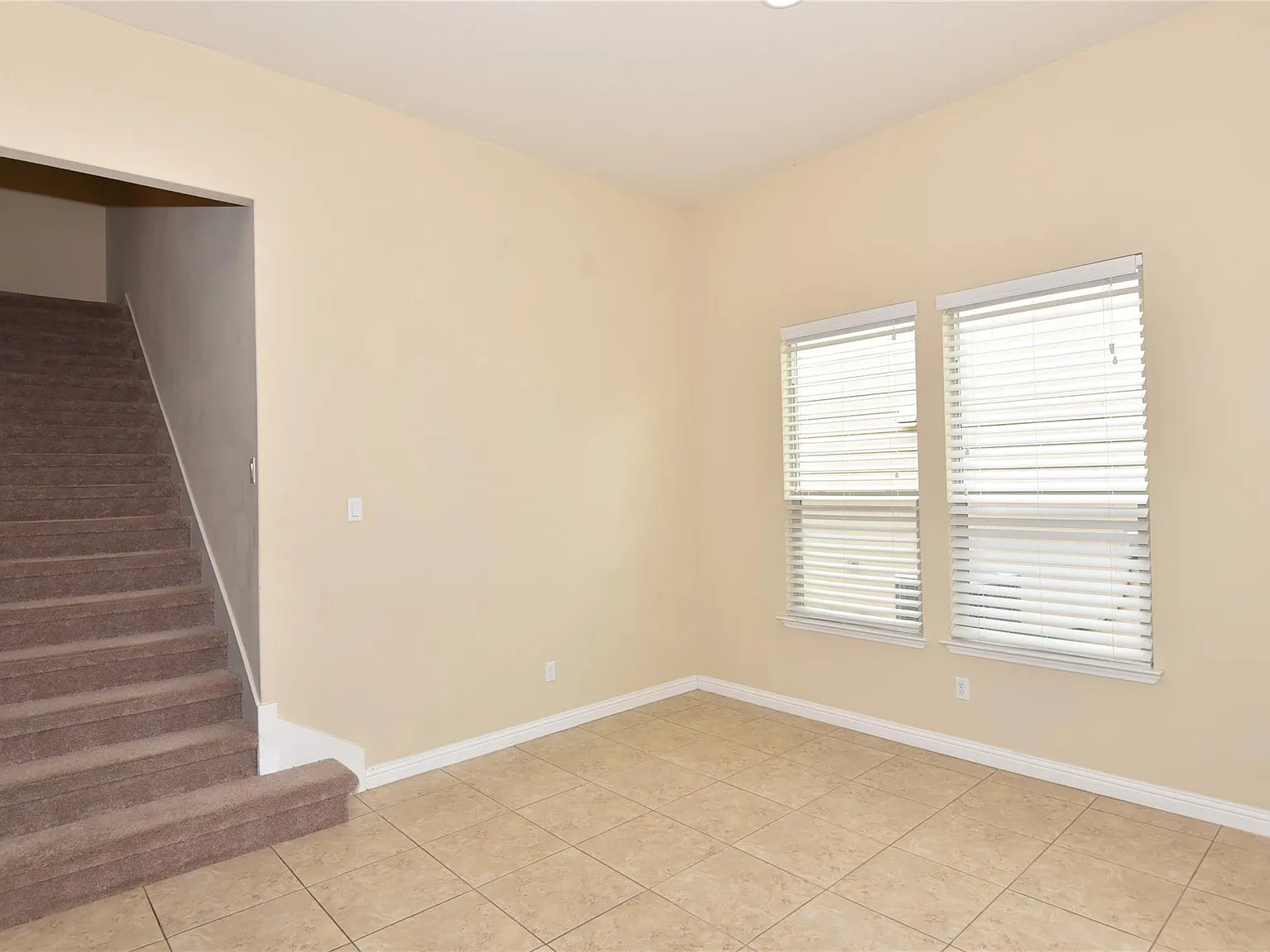3 bed, 2.5 bath, 1929 sqft, $2,150 — Photo 3