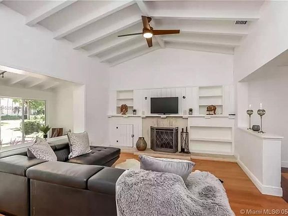 5th image of 1535 Bay Dr