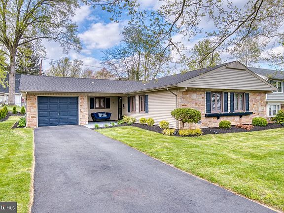 2nd image of 11 Hinsdale Ln
