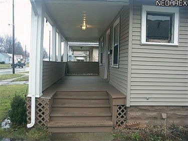 2nd image of 658 E Archwood Ave