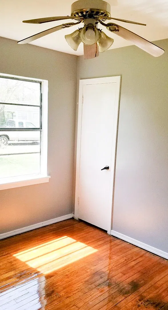 4 Bedrooms! — Photo 2