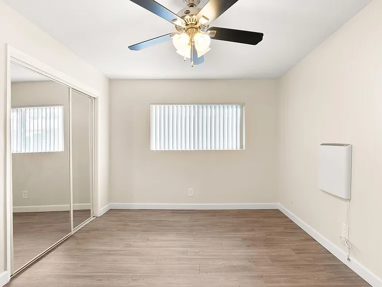 8123 - Sepulveda Apartments — Photo 12