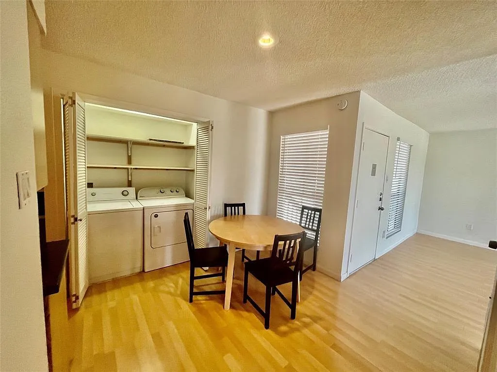 1 bed, 1.0 bath, 698 sqft, $875 — Photo 3
