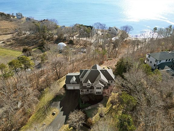 5th image of 318 Center Hill Rd