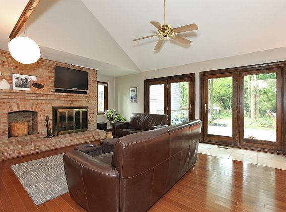 4th image of 233 Franklin Ave