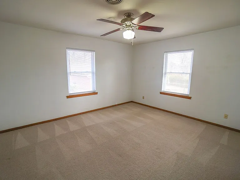 906 Carey Dr — Photo 13