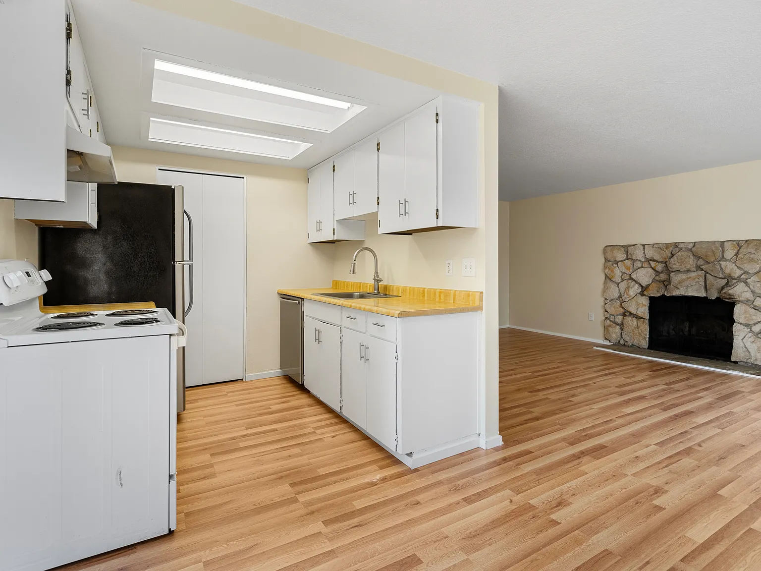 2 bed, 800 sqft, $1,950 — Photo 2