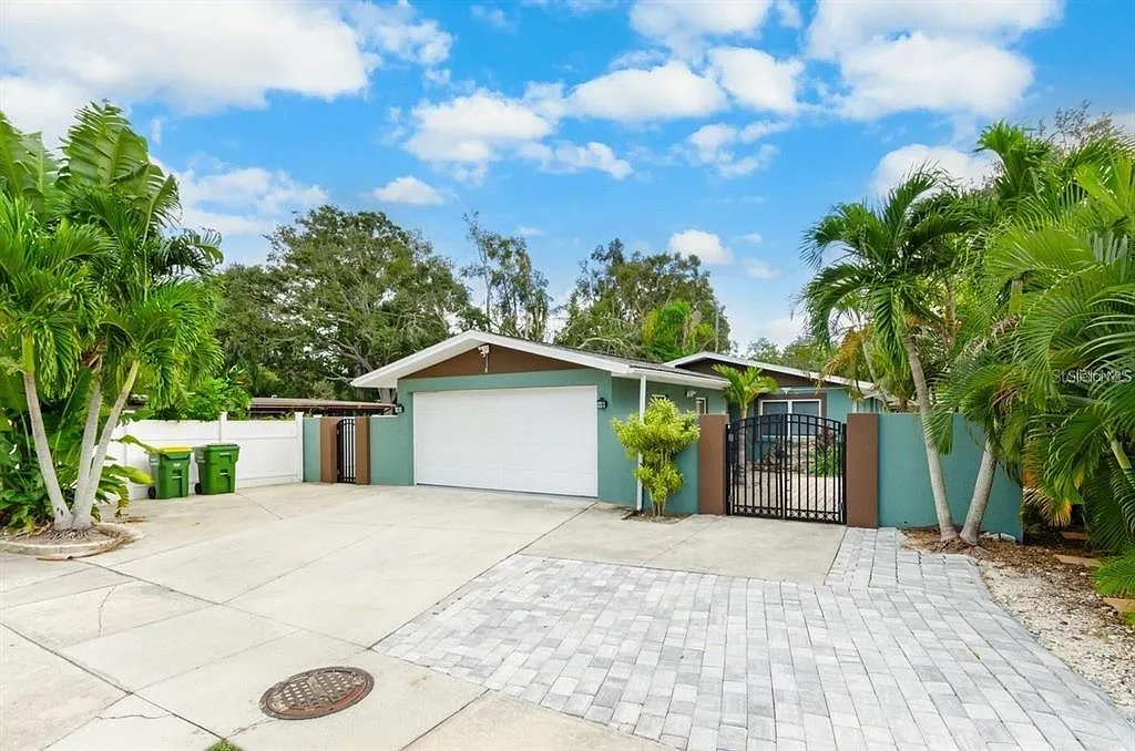 3 bed, 2.0 bath, 1256 sqft, $3,250 — Photo 1