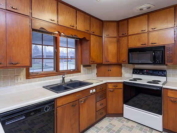 Kitchen w/tons of storage