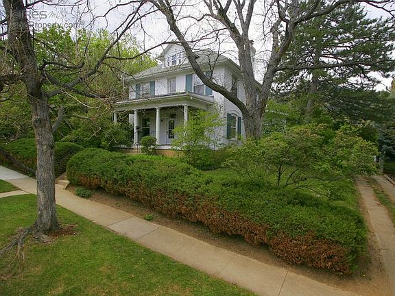 Colonial style and an elegant lot