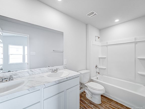 3rd image of 302 Mariposa Circle