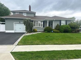 31 Gainsboro Ln, Syosset, NY 11791