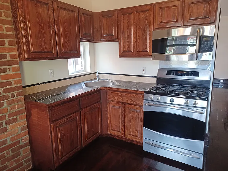 262 Bond St — Photo 3